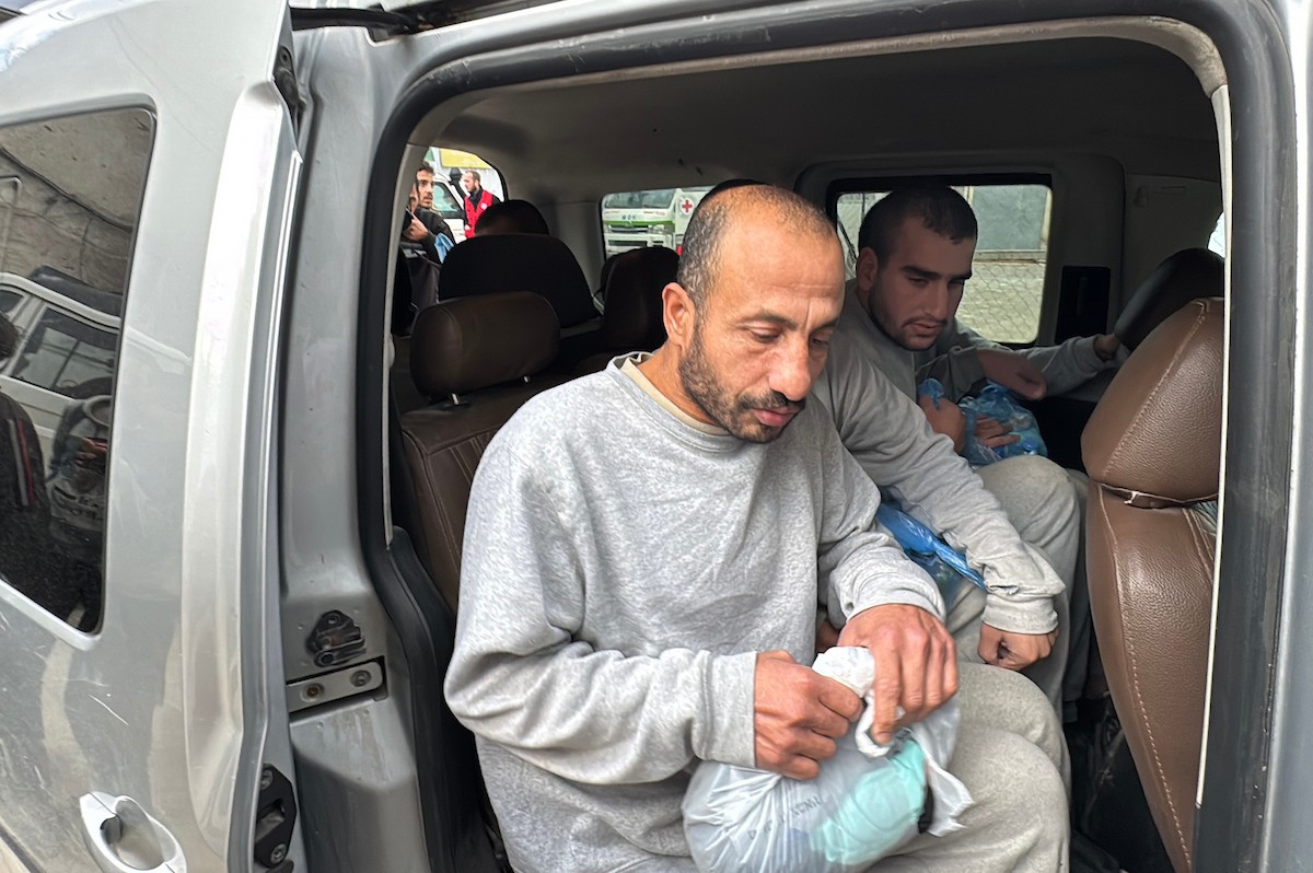 نقل أسرى فلسطينيين أفرج عنهم الجيش الإسرائيلي بواسطة سيارات تابعة للصليب الأحمر إلى مستشفى شهداء الأقصى لإجراء فحوصات طبية في دير البلح، وسط قطاع غزة، بتاريخ 28 ديسمبر/كانون الأول 2025. تصوير: أحمد إبراهيم