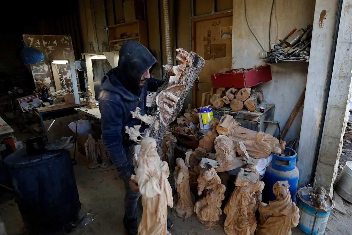 نحت خشب الزيتون في بيت لحم لصنع قطع فنية وهدايا متنوعة، تشمل منحوتات دينية وزخارف تقليدية وتذكارات، استعدادًا لعيد الميلاد، 18 ديسمبر/كانون الأول 2025 تصوير: مأمون وزواز/ (apa)