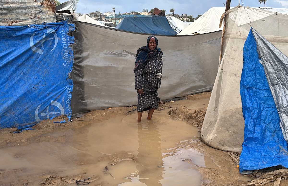 يُكافح الفلسطينيون النازحون، المقيمون في خيام مؤقتة، من أجل البقاء في ظل ظروف قاسية، حيث تجتاح الأمطار والعواصف الشديدة دير البلح، وسط قطاع غزة، في 28 ديسمبركانون الأول 2025. صورة أحمد إبراهيم(APA)