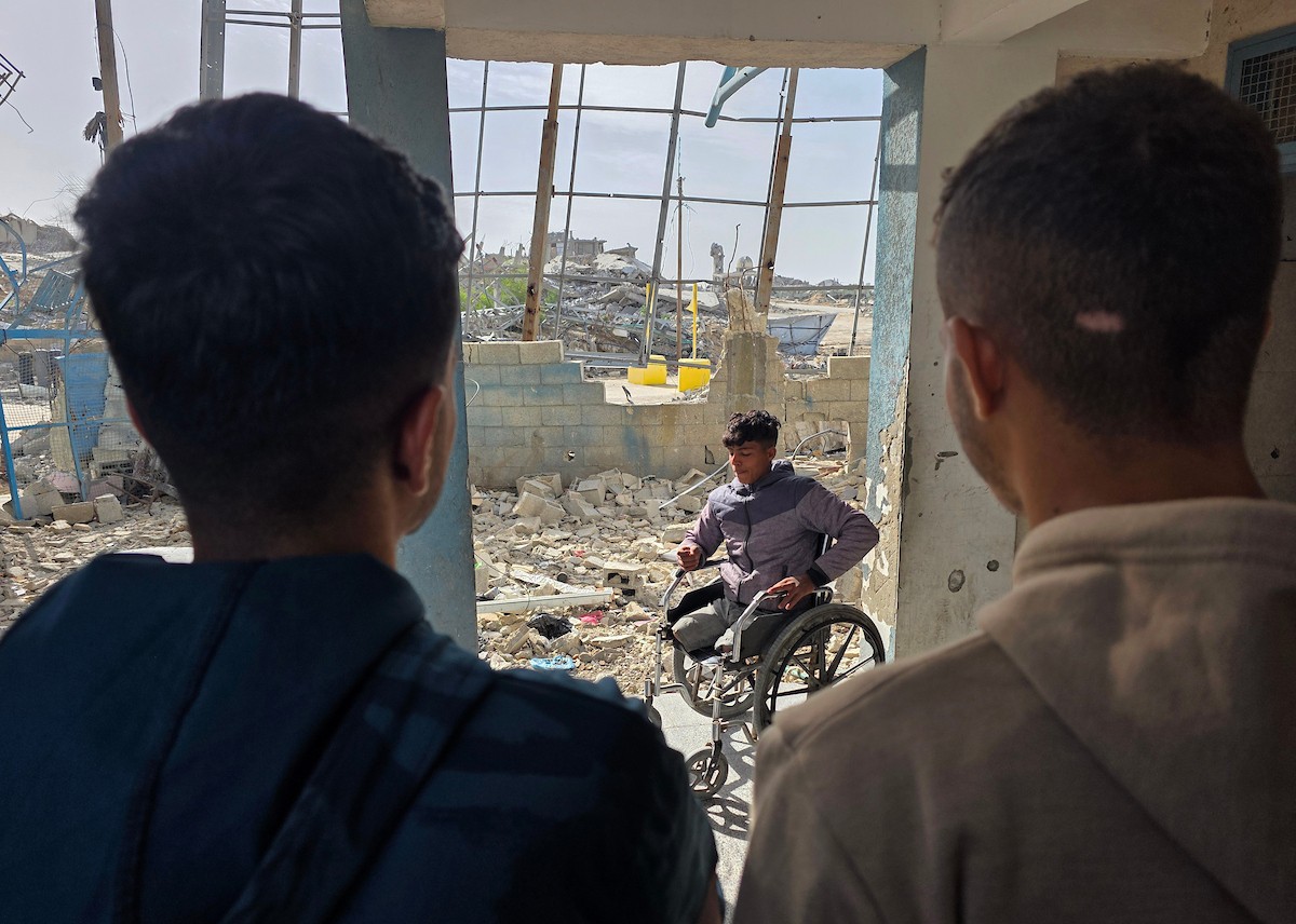 الجيش الإسرائيلي يعيد وضع الكتل الخرسانية الصفراء المُستخدمة لترسيم خط الانسحاب المؤقت داخل قطاع غزة، في بلدة بني سهيلة شرق خان يونس . تصوير: طارق محمد