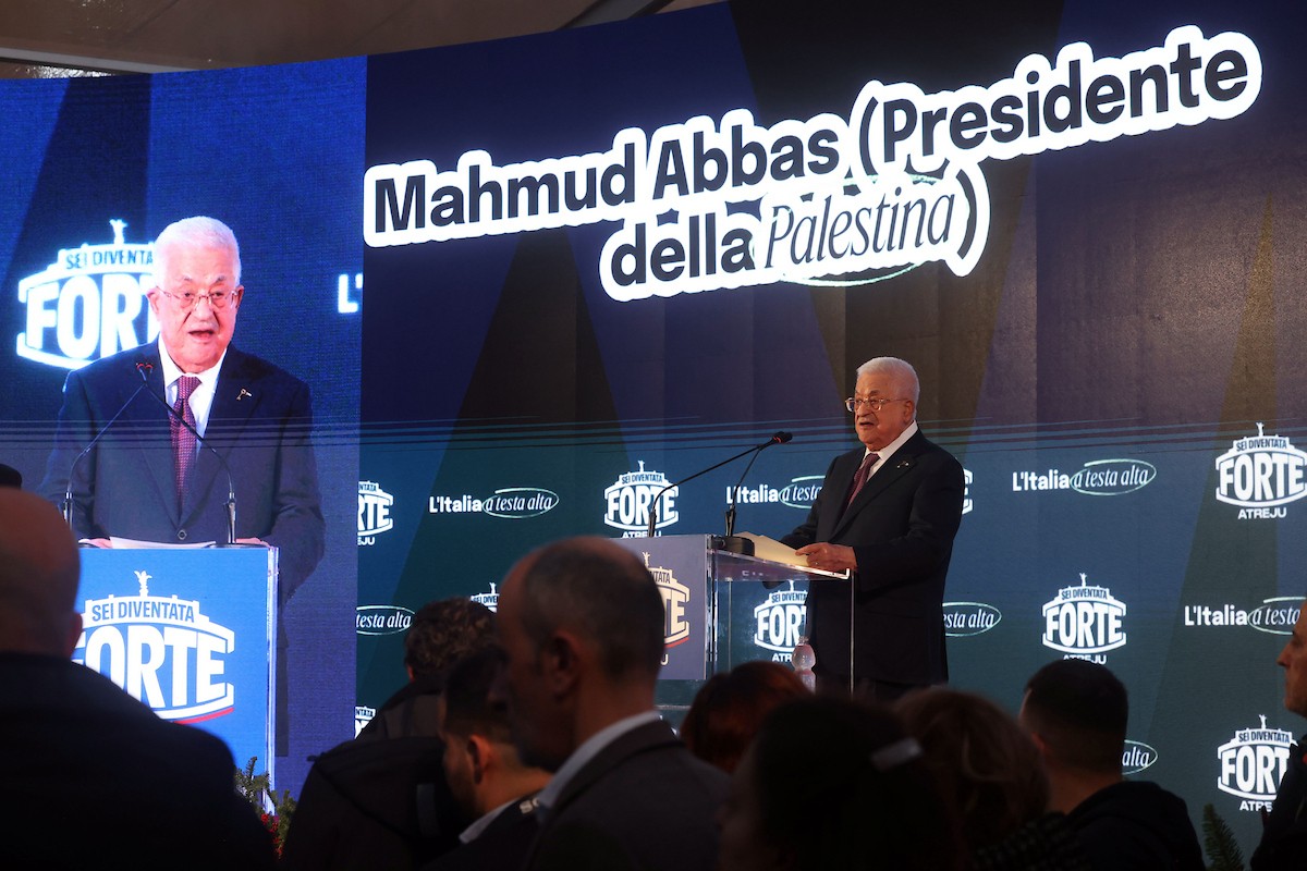 الرئيس الفلسطيني محمود عباس (أبو مازن) يلقي خطاباً في مؤتمر حزب إخوة إيطاليا. روما، إيطاليا، ١٢ ديسمبر/كانون الأول ٢٠٢٥