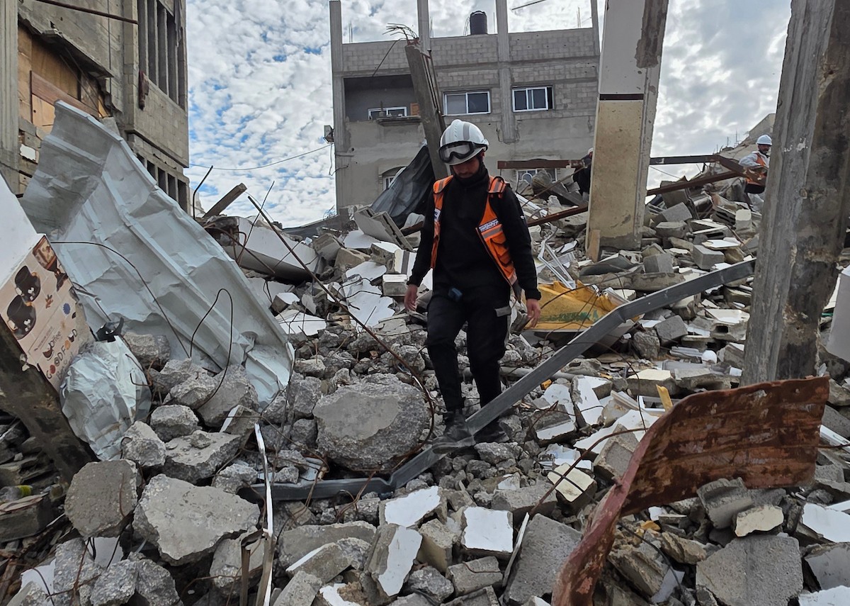 فرق الدفاع المدني تبدأ عمليات البحث عن 55 جثة تحت أنقاض 13 منزلاً دمرها القصف الإسرائيلي في خان يونس، 20 ديسمبر/كانون الأول 2025. صور: طارق محمد/ (APA )