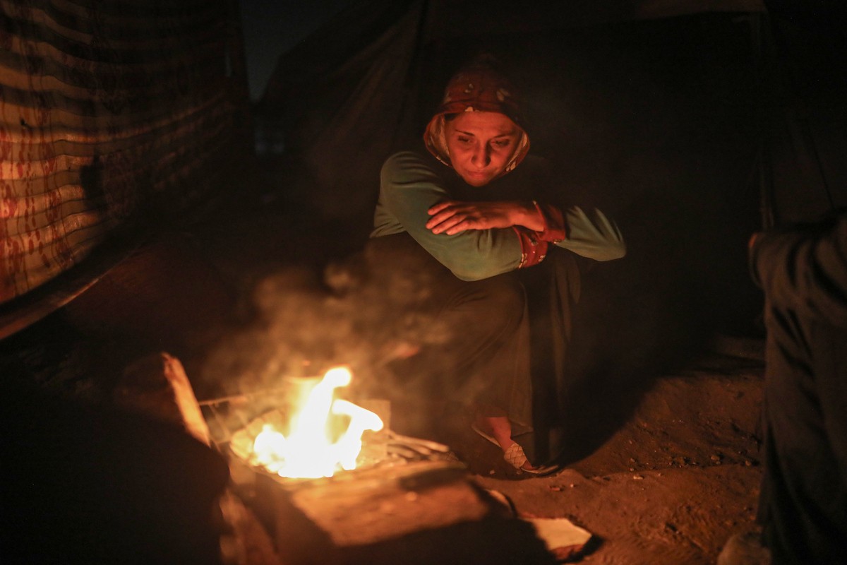 يعيش الفلسطينيون حياتهم اليومية الصعبة ليلاً في خيام نصبت في شوارع مدينة غزة، 5 ديسمبر/كانون الأول 2025.تصوير: عمر أشتوي