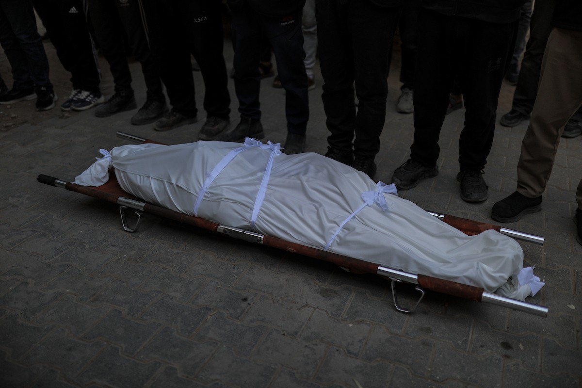 فلسطينيون ينعون ويحملون جثامين عدد من القتلى في غارة إسرائيلية على بيت لاهيا، بينهم أحد عناصر الدفاع المدني، خلال جنازة في مستشفى الشفاء بمدينة غزة