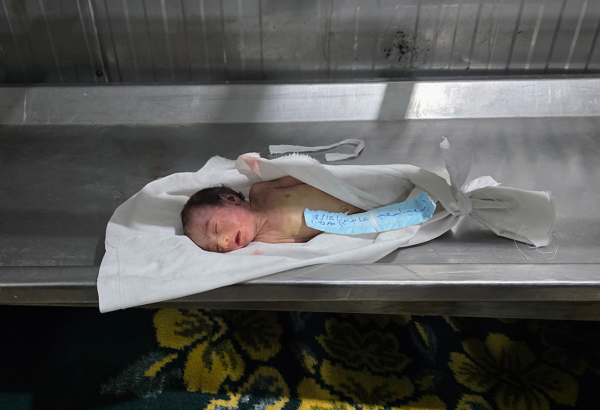 توفي الرضيع الفلسطيني سعيد عابدين، البالغ من العمر شهراً واحداً، نتيجة البرد القارس في خان يونس، جنوب قطاع غزة، ليرتفع بذلك عدد ضحايا العاصفة إلى 13. صور : طارق محمد/ (APA)