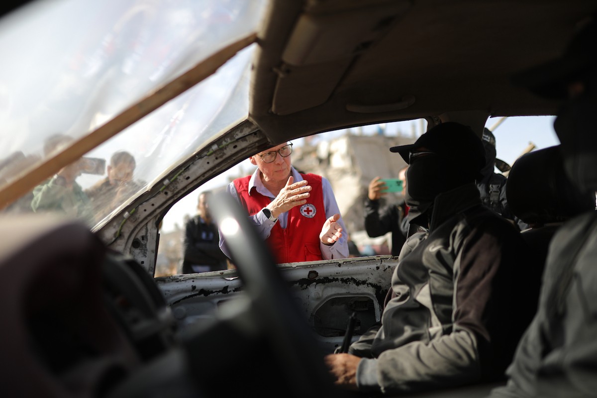 فرق من كتائب القسام ومسؤولون من الصليب الأحمر إلى جانب آليات ثقيلة تابعة لمصر،تجري عمليات بحث في حي الزيتون بمدينة غزة، لاستعادة جثة إسرائيلي في 8 ديسمبر/كانون الأول 2025. تصوير: عمر أشتوي