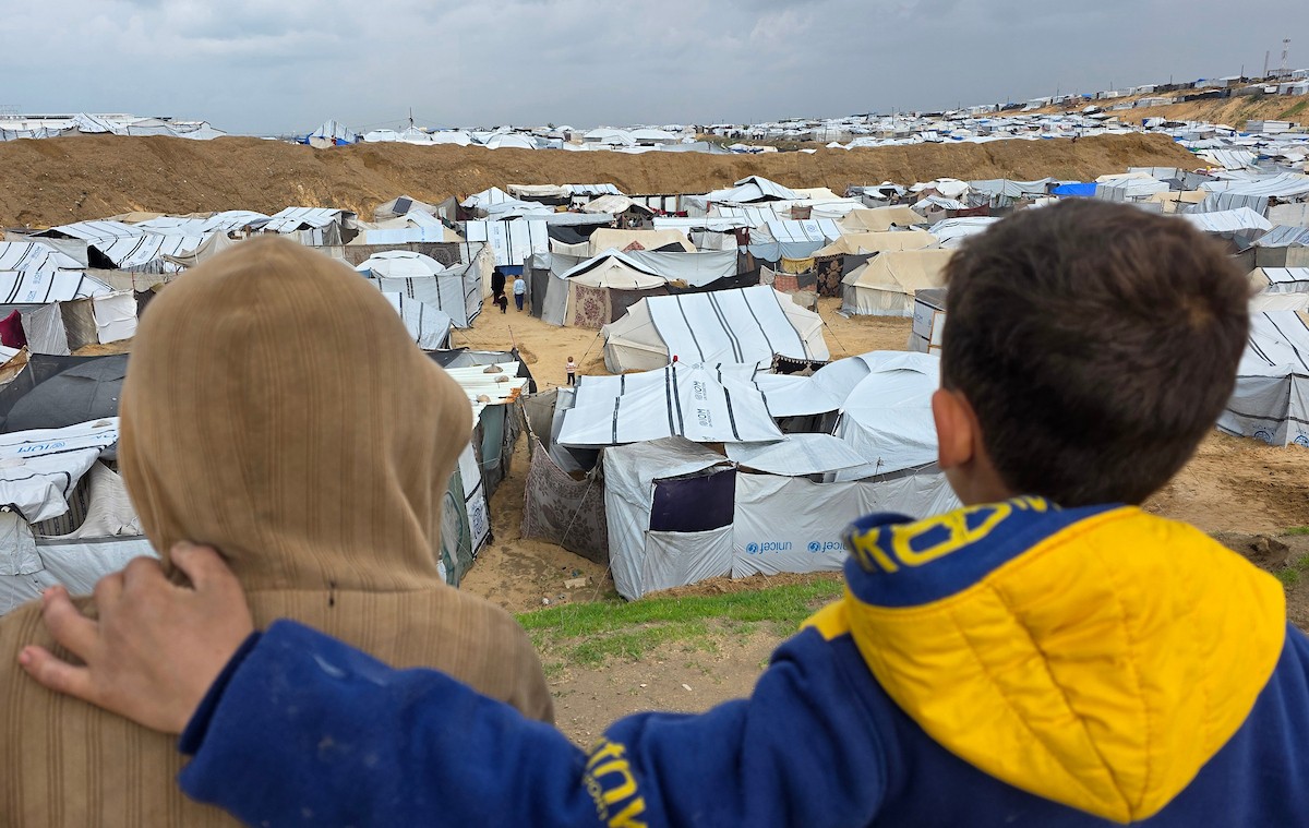 تروي عائلة الرضيعة الفلسطينية رهف أبو جزر الساعات الأخيرة من حياتها قبل وفاتها، بعد أن عانت من البرد القارس والأمطار الغزيرة في خيمة لجأوا إليها في خان يونس، جنوب قطاع غزة. ١٢ ديسمبر/كانون الأول ٢٠٢٥. صور: طارق محمد