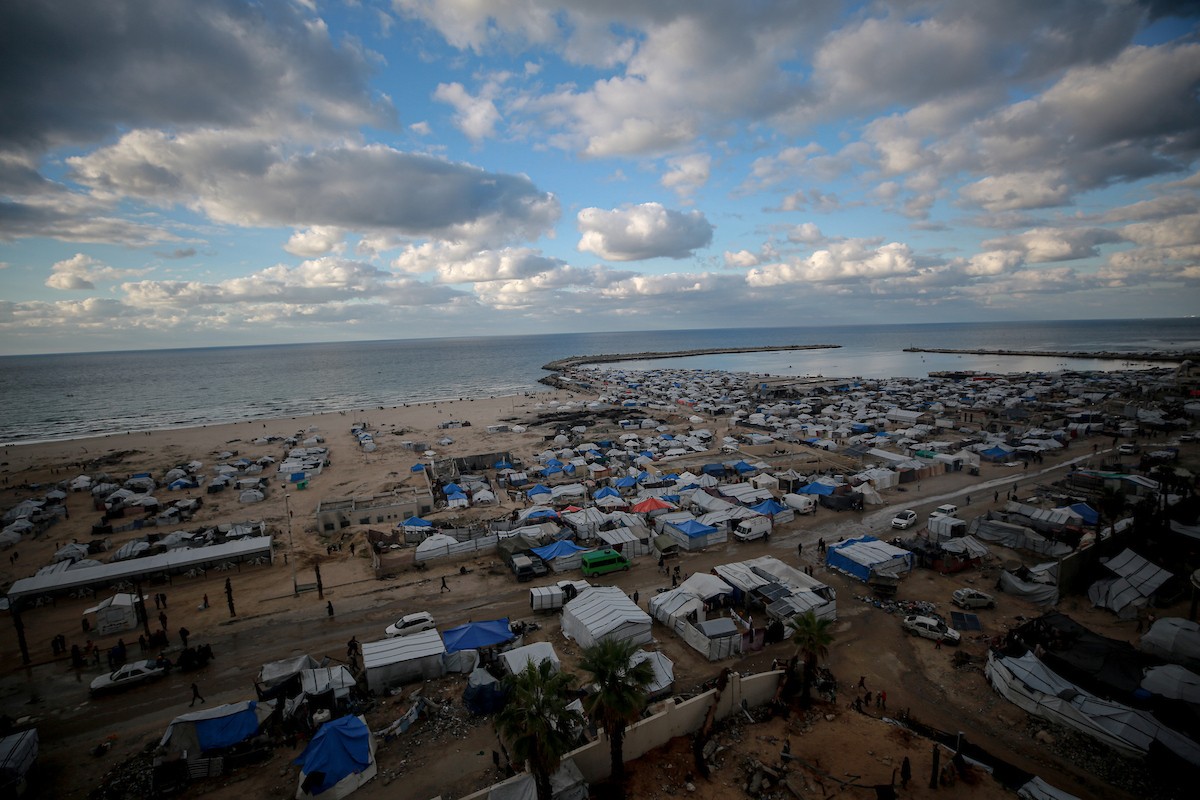 مشاهد عامة لخيام النازحين الفلسطينيين على شاطئ مدينة غزة، 19 ديسمبر/كانون الأول 2025، تصوير: عمر أشتوي