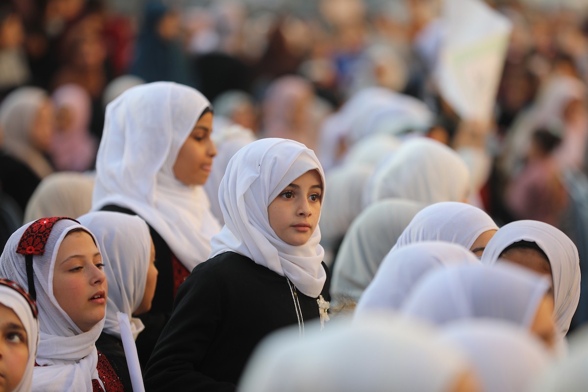 شارك صبية وفتيات في حفل تكريم لحافظي القرآن الكريم في مخيم الشاطئ للاجئين غرب مدينة غزة، حيث تم تكريم 500 حافظ للقرآن، 25 ديسمبر/كانون الأول 2025. تصوير: عمر أشتوي