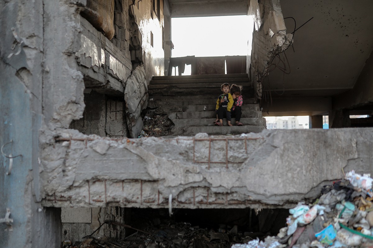 يواصل الفلسطينيون حياتهم اليومية في ظل ظروف صعبة في مدارس الأونروا بمدينة غزة في الأول من ديسمبر/كانون الأول 2025