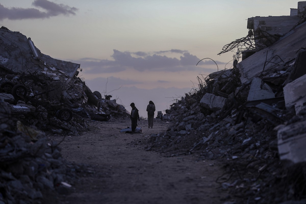 يواصل الفلسطينيون النازحون حياتهم اليومية في ظل ظروف صعبة داخل خيام النزوح المنتشرة وسط الدمار في حي الزيتون، جنوب شرق مدينة غزة، في 9 ديسمبر/كانون الأول 2025. تصوير: عمر أشتوي