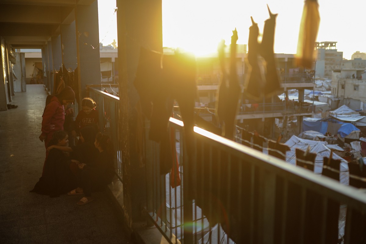 يواصل الفلسطينيون حياتهم اليومية في ظل ظروف صعبة في مدارس الأونروا بمدينة غزة في الأول من ديسمبر/كانون الأول 2025