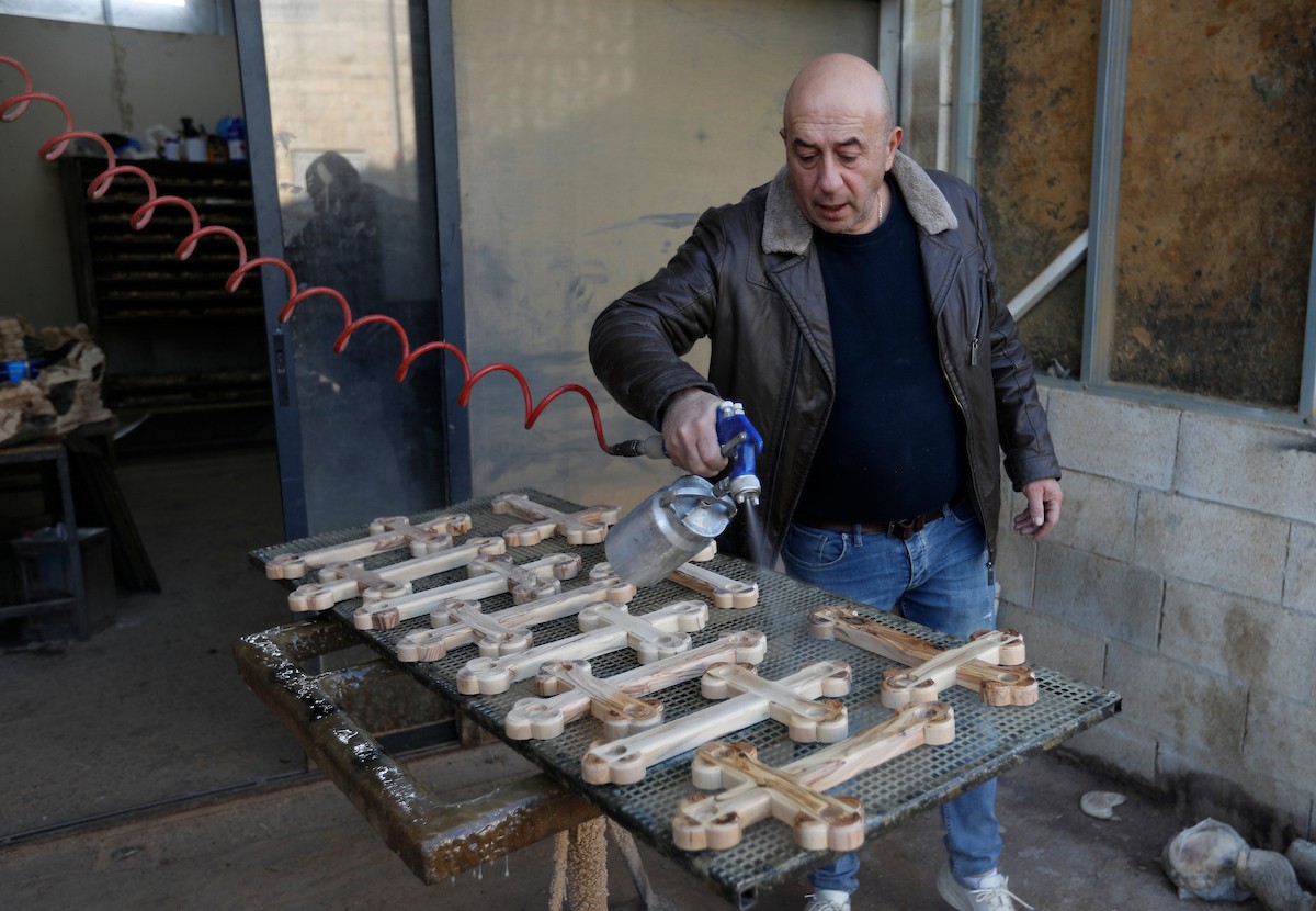 نحت خشب الزيتون في بيت لحم لصنع قطع فنية وهدايا متنوعة، تشمل منحوتات دينية وزخارف تقليدية وتذكارات، استعدادًا لعيد الميلاد، 18 ديسمبر/كانون الأول 2025 تصوير: مأمون وزواز/ (apa)