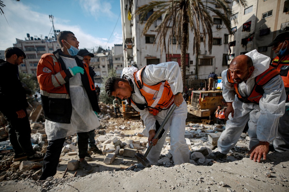 تواصل فرق الدفاع المدني، مستخدمةً آليات مصرية ثقيلة، عمليات البحث للوصول إلى جثث الفلسطينيين الذين سقطوا في هجمات إسرائيلية والمدفونين تحت الأنقاض في مدينة غزة، في 15 ديسمبر/كانون الأول 2025