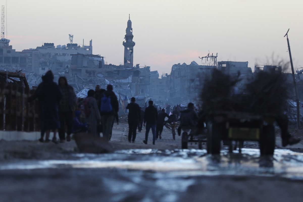 يمارس الفلسطينيون النازحون حياتهم اليومية في مخيم النصيرات بوسط قطاع غزة، في آخر يوم من عام 2025، في 31 ديسمبر/كانون الأول 2025، وسط ظروف إنسانية صعبة فرضها استمرار النزوح ونقص الاحتياجات الأساسية. صورة: رمزي أبو عامر