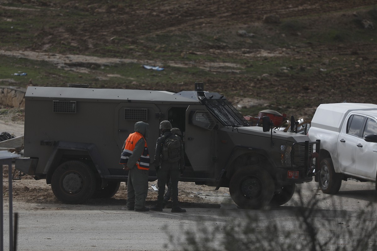قوات إسرائيلية تهدم وتصادر عدد من المحلات التجارية المصنوعة من الكرفانات في السموع جنوب الخليل،31 ديسمبر/كانون الأول 2025. تصوير: مأمون وزواز