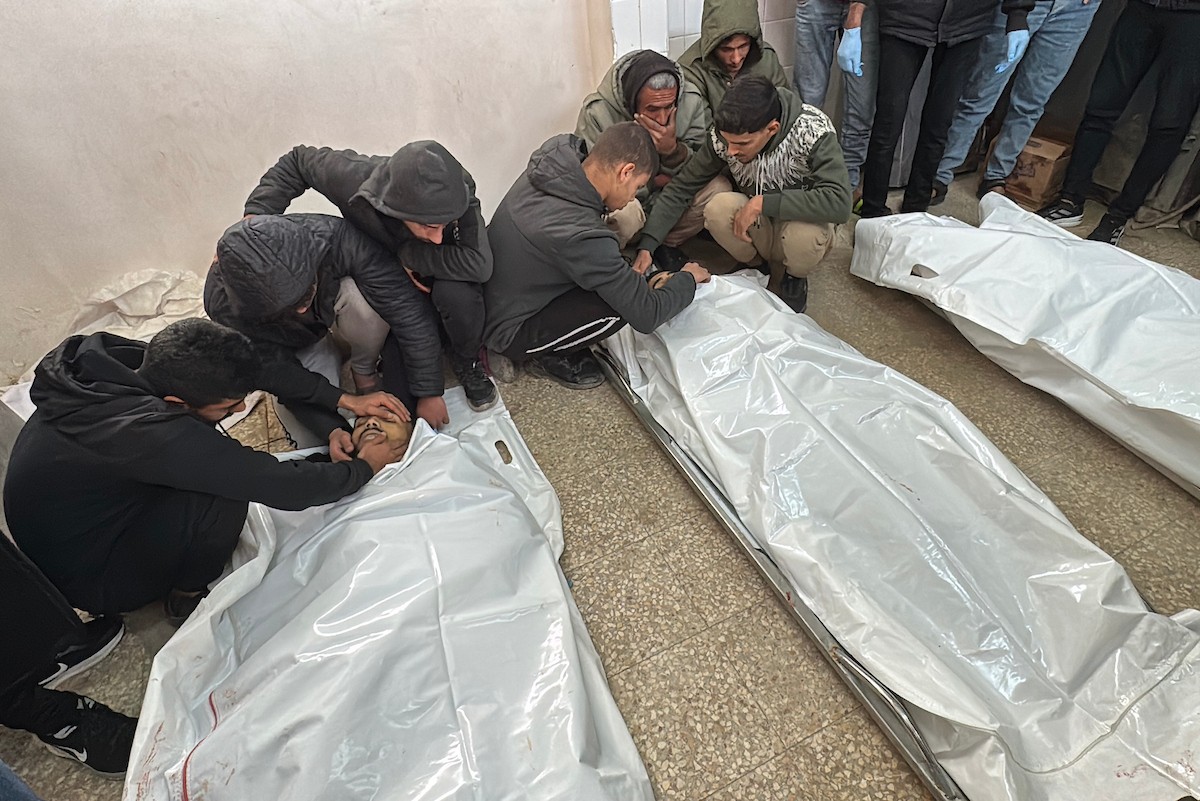 فلسطينيون يودعون جثامين ثلاثة مواطنين استشهدوا في غارات جوية إسرائيلية على مخيم المغازي للاجئين، قبل موكب جنازتهم في مستشفى الأقصى بدير البلح، وسط قطاع غزة. 30 يناير/كانون الثاني 2026. صورة: أحمد إبراهيم