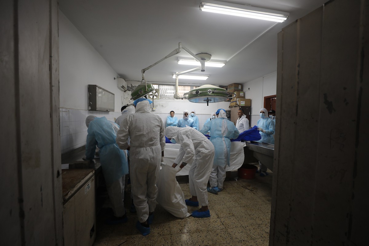 تُجري إدارة الطب الشرعي والأدلة الجنائية بوزارة العدل فحوصاتٍ لخمس عشرة جثة فلسطينية بمستشفى الشفاء في مدينة غزة، لمحاولة التعرف عليها، 30 يناير/كانون الثاني 2026. صورة: عمر أشتوي