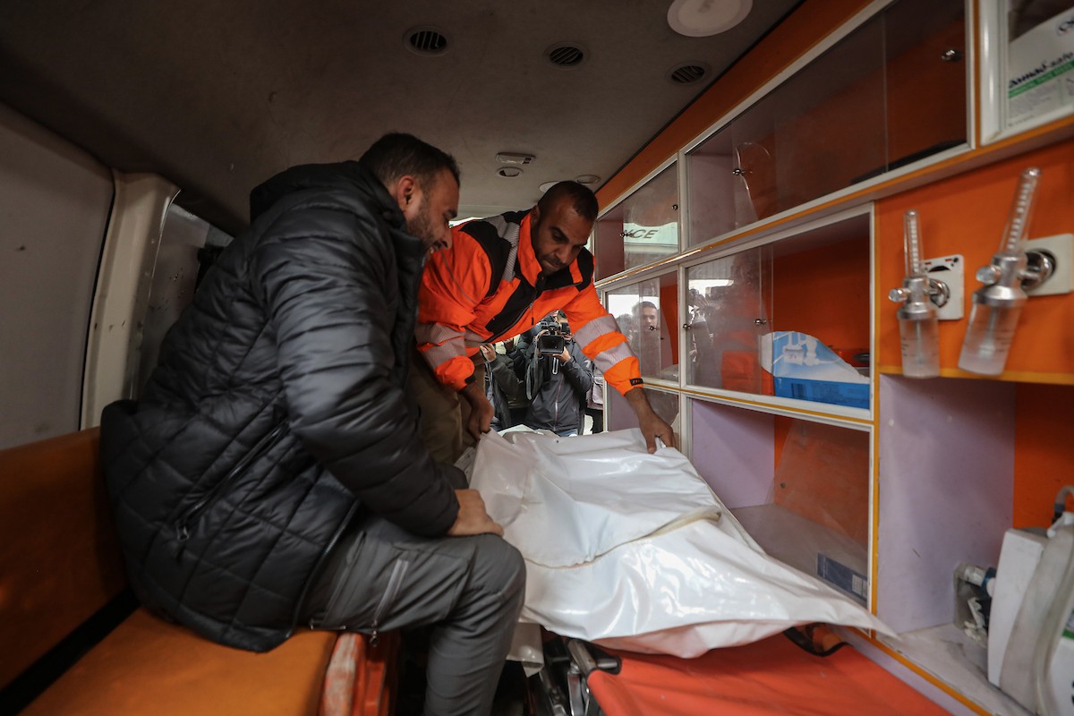 نُقل جثمانا صحفيين من مستشفى الشفاء في غزة إلى جنوب القطاع ليودعهما أهلهما. وقد قُتلا في هجوم إسرائيلي استهدف سيارة تابعة للجنة المصرية أثناء عملهما في منطقة الزهراء بوسط قطاع غزة. 21 يناير/كانون الثاني 2026. صورة: عمر أشتوي