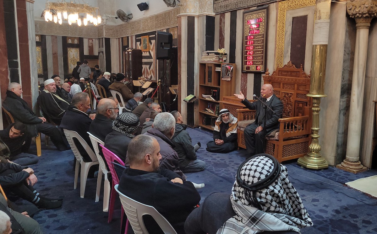 تجمّع فلسطينيون في الحرم الإبراهيمي بالخليل، الضفة الغربية، لإحياء ذكرى الإسراء والمعراج، رغم القيود الإسرائيلية وحظر الصلاة داخل المسجد، في 17 يناير/كانون الثاني 2026. (صورة: مأمون وزواز)