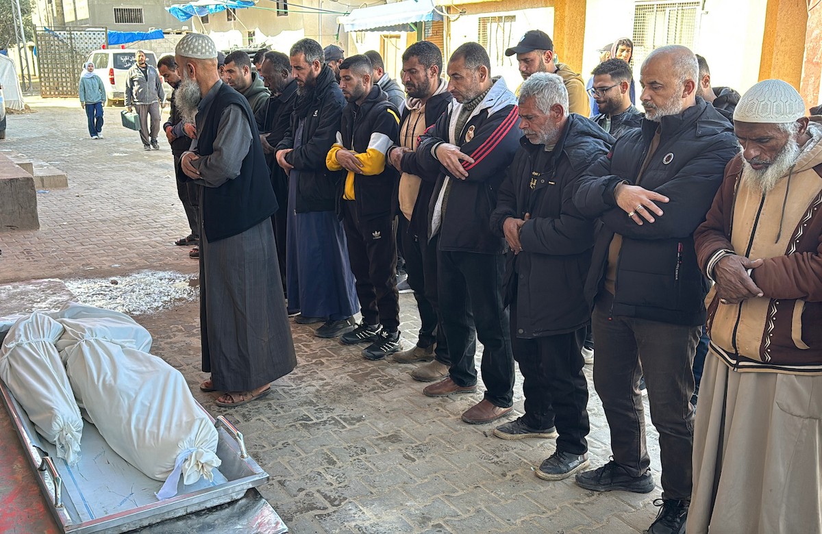 ودّع الفلسطينيون جثماني إبراهيم محمد الشنا (29 عامًا) وابنه محمد (8 أعوام) في مستشفى شهداء الأقصى بدير البلح. وقد توفي الاثنان إثر انهيار منزلهما عليهما في مخيم المغازي للاجئين وسط قطاع غزة. في غضون ذلك 5 يناير/كانون الثاني 2026. صورة: أحمد إبراهيم