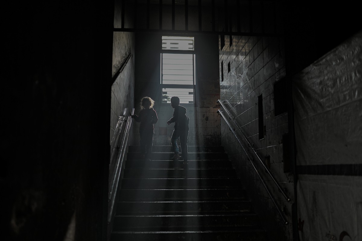 يعيش الفلسطينيون النازحون في خيام وملاجئ مؤقتة في مدارس الأونروا بعد أن دمرت الغارات الجوية الإسرائيلية منازلهم. وتمنعهم القيود التي يفرضها 