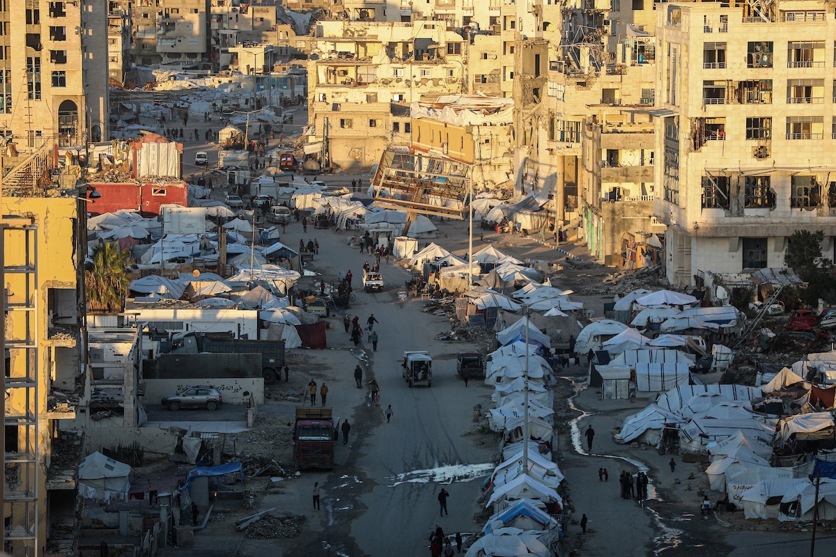 مشاهد عامة لخيام النازحين على شاطئ مدينة غزة. يعاني النازحون معاناة مضاعفة من ويلات النزاع وقسوة الأحوال الجوية، إذ لا توفر الخيام أي حماية من برد الشتاء القارس والأمطار الغزيرة، 3 يناير/كانون الثاني 2026. تصوير: عمر أشتوي
