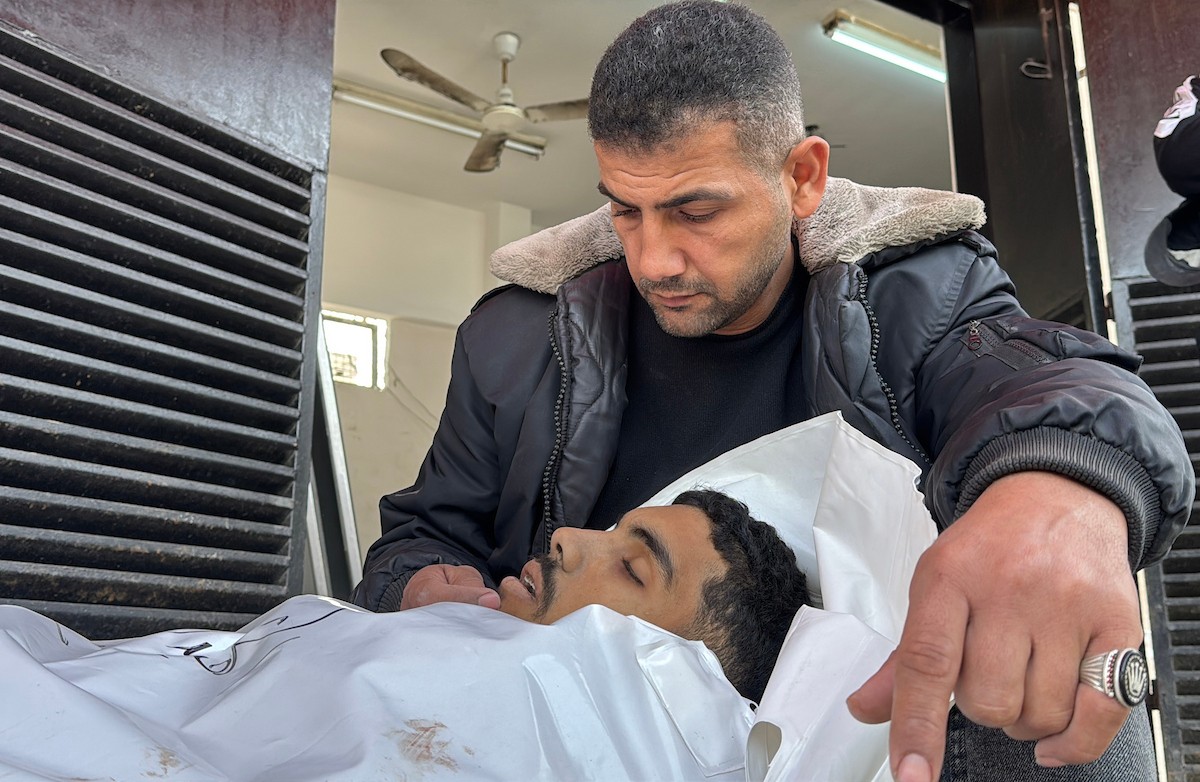 فلسطينيون يودعون جثامين ثلاثة مواطنين استشهدوا في غارات جوية إسرائيلية على مخيم المغازي للاجئين، قبل موكب جنازتهم في مستشفى الأقصى بدير البلح، وسط قطاع غزة. 30 يناير/كانون الثاني 2026. صورة: أحمد إبراهيم