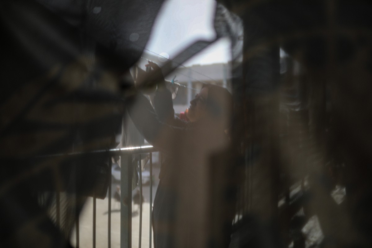 عائلات فلسطينية نزحت جراء الهجمات الإسرائيلية منذ 7 أكتوبر/تشرين الأول 2023، تأوي إلى مدرسة تابعة لوكالة الأونروا في حي تل الهوى بمدينة غزة. 26 يناير/كانون الثاني 2026، بعدسة عمر أشتوي