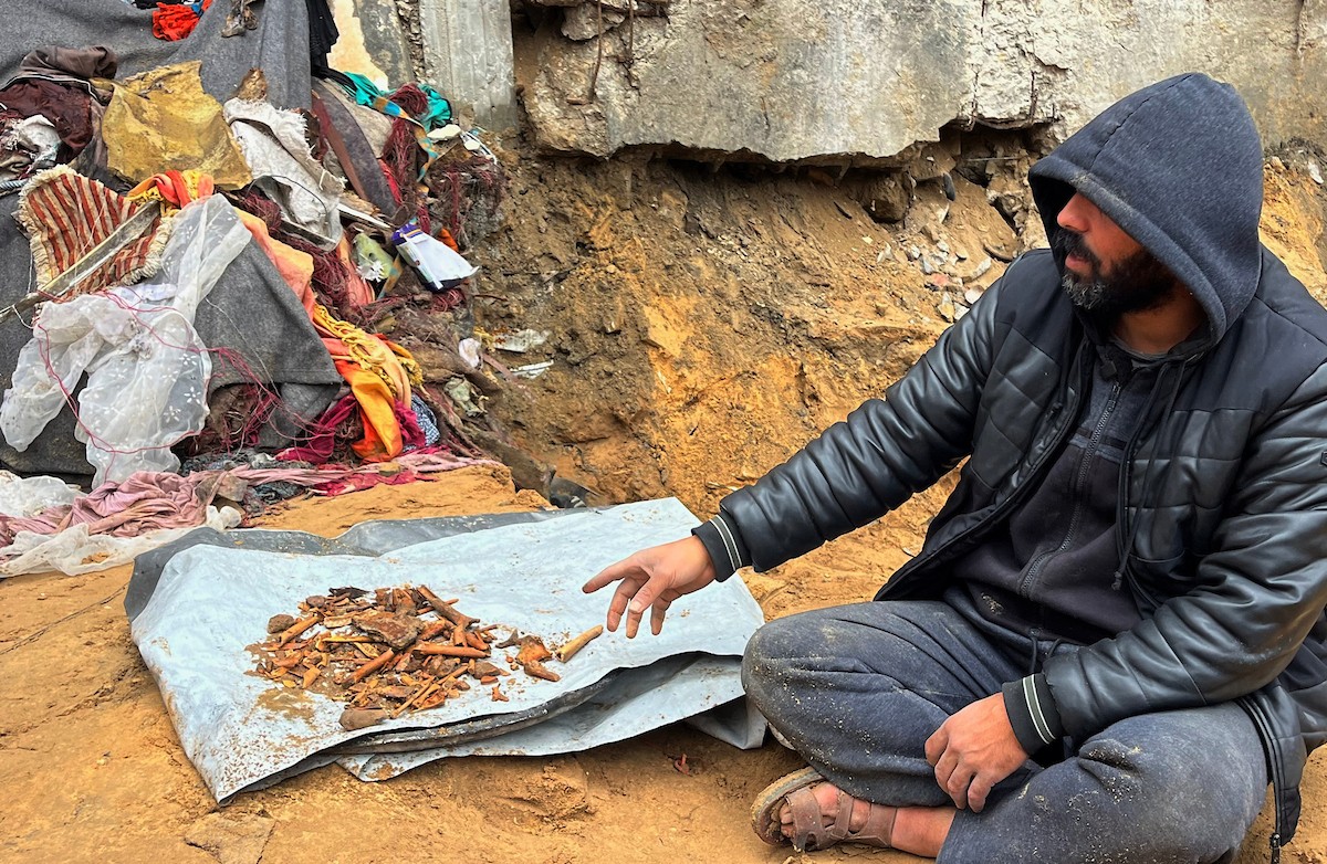 على مدى 160 يومًا، استخدم الفلسطيني اسماعيل ابو حماد، البالغ من العمر 45 عامًا، مجرفة وفأسًا ومنخلًا في محاولة للعثور على رفات عائلته بعد أن فقد زوجته وأطفاله الستة في هجوم إسرائيلي على حي الصبرة بمدينة غزة ، 19 يناير/كانون الثاني 2026. (صورة: مطر الزاق)