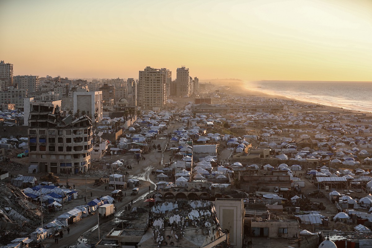مشاهد عامة لخيام النازحين على شاطئ مدينة غزة. يعاني النازحون معاناة مضاعفة من ويلات النزاع وقسوة الأحوال الجوية، إذ لا توفر الخيام أي حماية من برد الشتاء القارس والأمطار الغزيرة، 3 يناير/كانون الثاني 2026. تصوير: عمر أشتوي