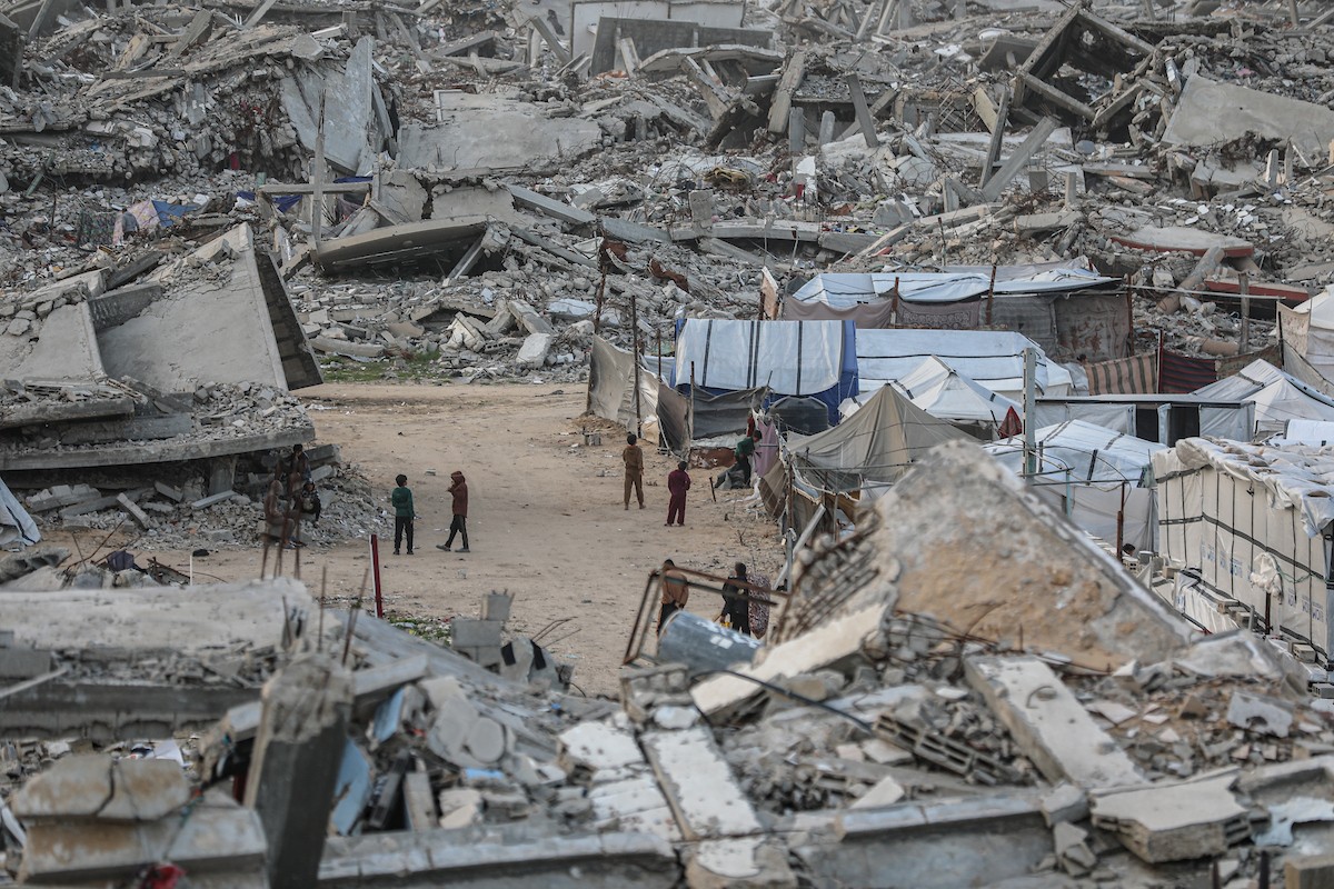 يُكافح الفلسطينيون النازحون لمواصلة حياتهم اليومية وسط الأنقاض التي خلّفتها الهجمات الإسرائيلية في جباليا، شمال قطاع غزة، في 12 يناير/كانون الثاني 2026. صورة: عمر أشتوي