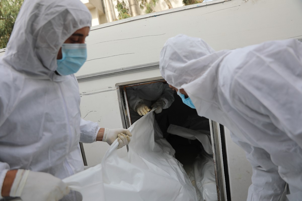 تُجري إدارة الطب الشرعي والأدلة الجنائية بوزارة العدل فحوصاتٍ لخمس عشرة جثة فلسطينية بمستشفى الشفاء في مدينة غزة، لمحاولة التعرف عليها، 30 يناير/كانون الثاني 2026. صورة: عمر أشتوي