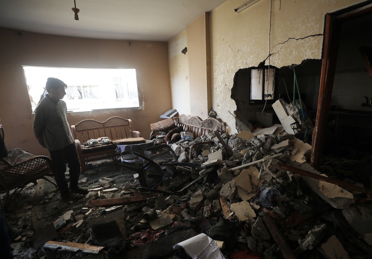 فلسطينيون يمرون أمام مبنى سكني تضرر جراء غارة عسكرية إسرائيلية أسفرت عن سقوط عدد من الضحايا في مدينة غزة، السبت 31 يناير/كانون الثاني 2026. صورة: عمر أشتوي