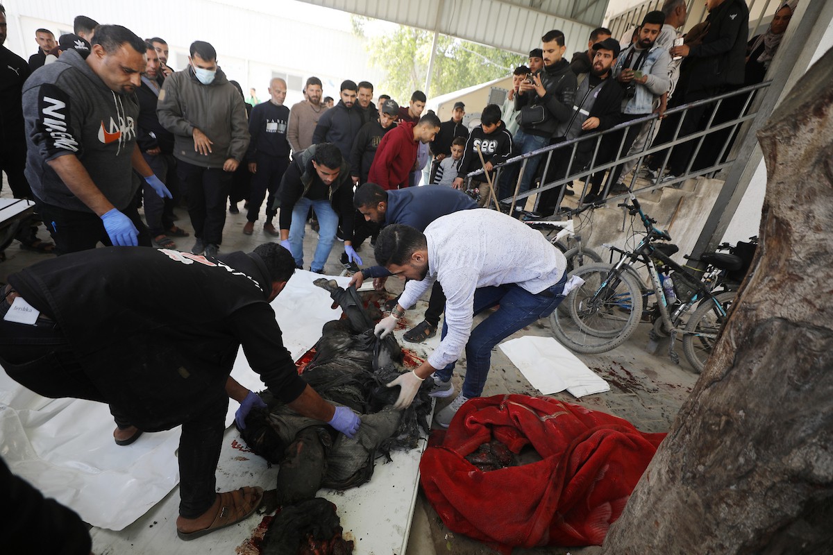 تُنقل جثث الضحايا إلى مستشفى الشفاء بعد هجوم إسرائيلي على مركز شرطة الشيخ رضوان، رغم وقف إطلاق النار في مدينة غزة، بتاريخ 31 يناير/كانون الثاني 2026. وألحق الهجوم على حي الشيخ رضوان غرب مدينة غزة أضرارًا جسيمة بالمباني والمركبات المجاورة. (صورة: عمر أشتوي)