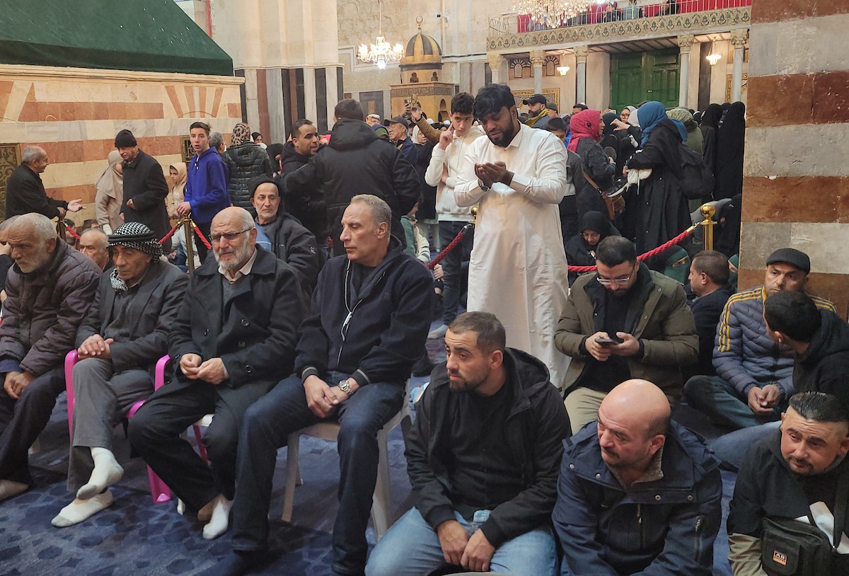 تجمّع فلسطينيون في الحرم الإبراهيمي بالخليل، الضفة الغربية، لإحياء ذكرى الإسراء والمعراج، رغم القيود الإسرائيلية وحظر الصلاة داخل المسجد، في 17 يناير/كانون الثاني 2026. (صورة: مأمون وزواز)