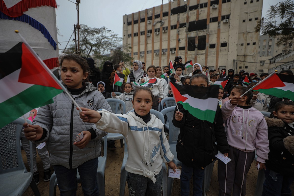 ناجون، جميعهم بلا عائلات، يشاركون في فعالية ترفيهية خاصة في الحديقة العامة بمدينة غزة، 22 يناير/كانون الثاني 2026. تصوير: عمر أشتوي