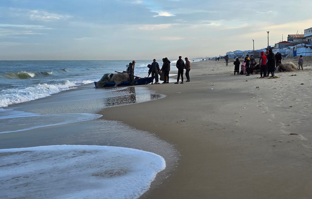 صيادون يعودون للعمل قبالة سواحل خان يونس بإمكانيات محدودة ومخاوف ملاحقتهم واستهدافهم من قبل الاحتلال الاسرائيلي، 31 ديسمبر/كانون الأول 2025. صورة: طارق محمد