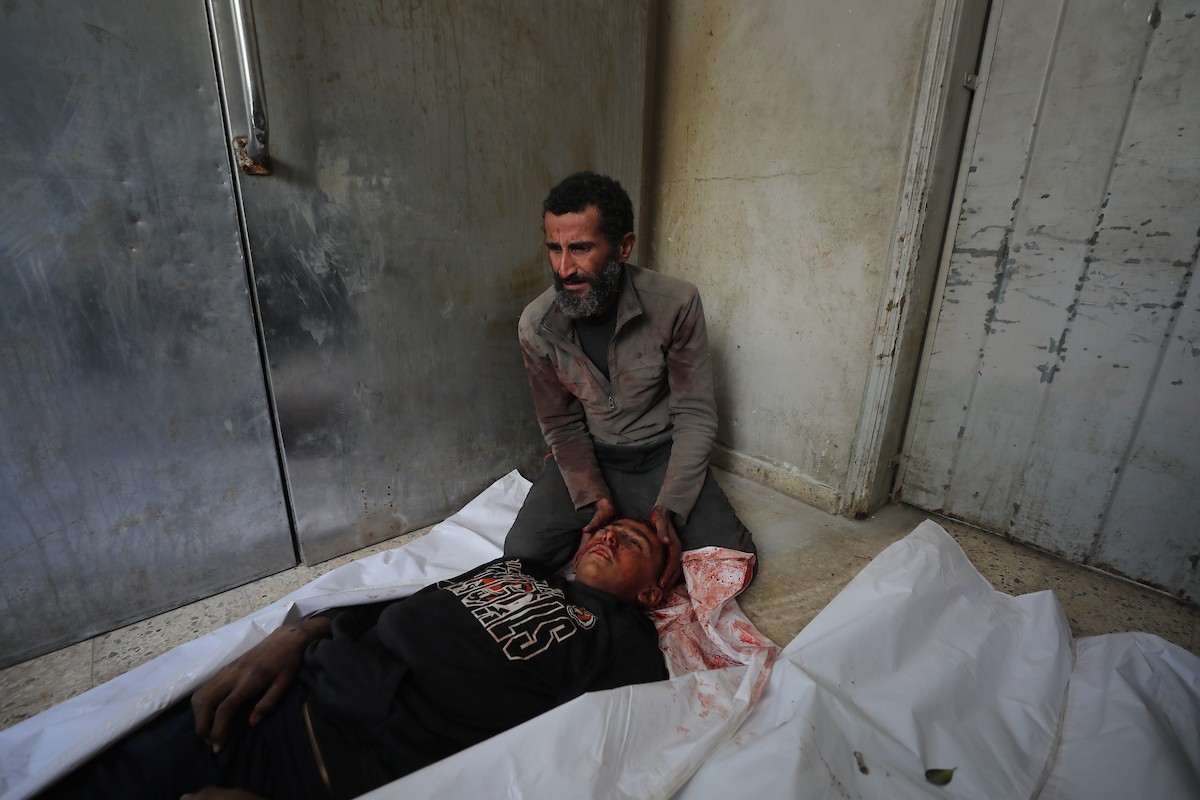 حضر أقارب شاب فلسطيني، قُتل بنيران الجيش الإسرائيلي، مراسم الدفن التي أقيمت في مستشفى الشفاء بمدينة غزة، في 24 يناير/كانون الثاني 2026. (صورة: عمر أشتوي)