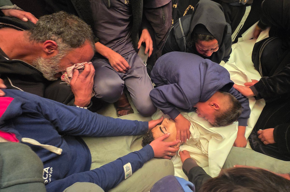 ودّع الفلسطينيون الطفل جثمان حسين أبو سبلة، البالغ من العمر 17 عامًا، في مستشفى ناصر بمدينة خان يونس جنوب قطاع غزة. وقد استشهد أبو سبلة بنيران الجيش الإسرائيلي قرب منطقة التحلية، شرق خان يونس. 19 يناير/كانون الثاني 2026. صورة: (طارق محمد)