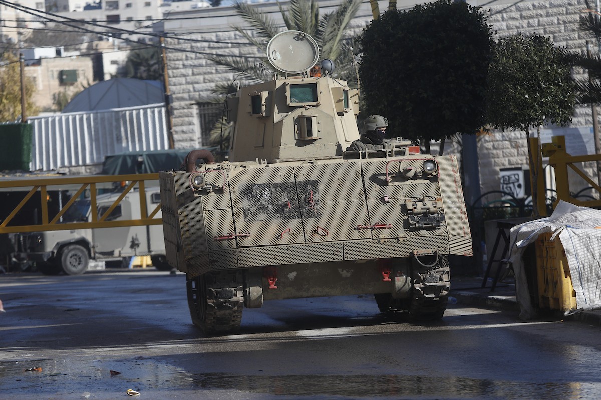 الجيش الإسرائيلي يشن عملية عسكرية واسعة النطاق في الخليل، جنوب الضفة الغربية، 19 يناير/كانون الثاني 2026. صورة: مأمون وزواز