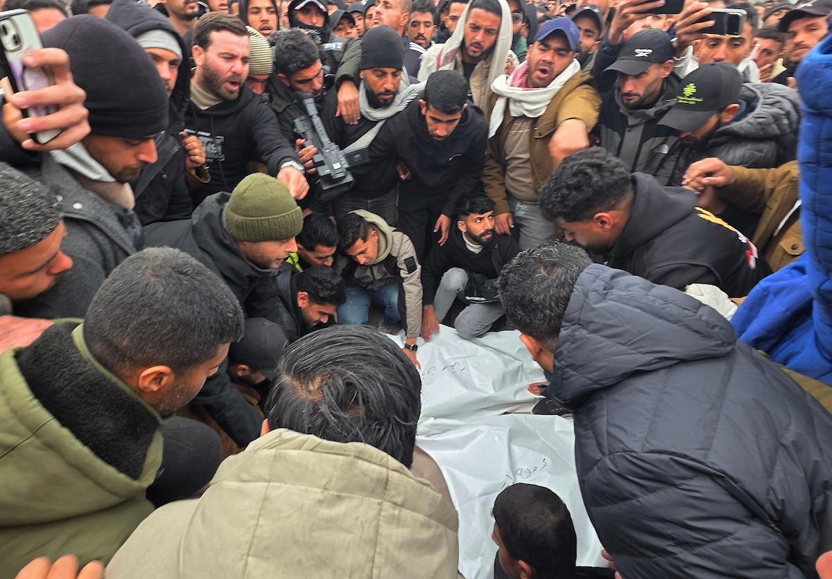 موكب جنازة ثلاثة صحفيين في مستشفى ناصر بخان يونس. وكان الصحفيون قد استشهدوا أمس عندما استهدف الجيش الإسرائيلي سيارة تابعة للجنة المصرية أثناء عملهم في منطقة الزهراء وسط قطاع غزة، 22 يناير/كانون الثاني 2026 (صورة: طارق محمد)