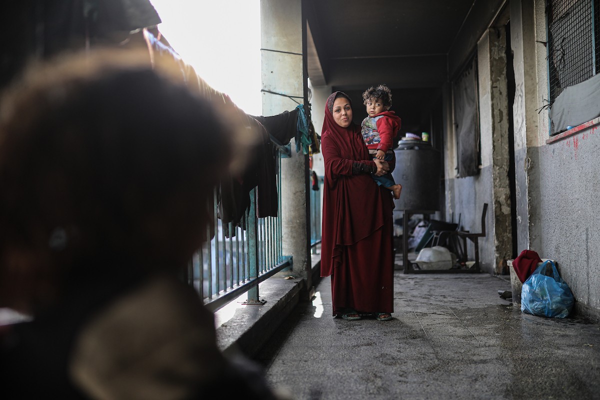 عائلات فلسطينية نزحت جراء الهجمات الإسرائيلية منذ 7 أكتوبر/تشرين الأول 2023، تأوي إلى مدرسة تابعة لوكالة الأونروا في حي تل الهوى بمدينة غزة. 26 يناير/كانون الثاني 2026، بعدسة عمر أشتوي