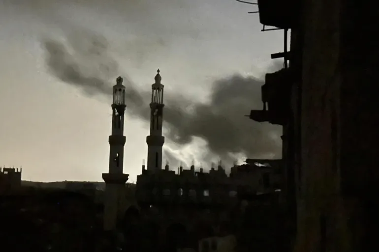 تصاعد الدخان بعد تفجير عربة مفخخة بحي التفاح شرقي مدينة غزة قبل بدء العملية (صحفي محلي).webp