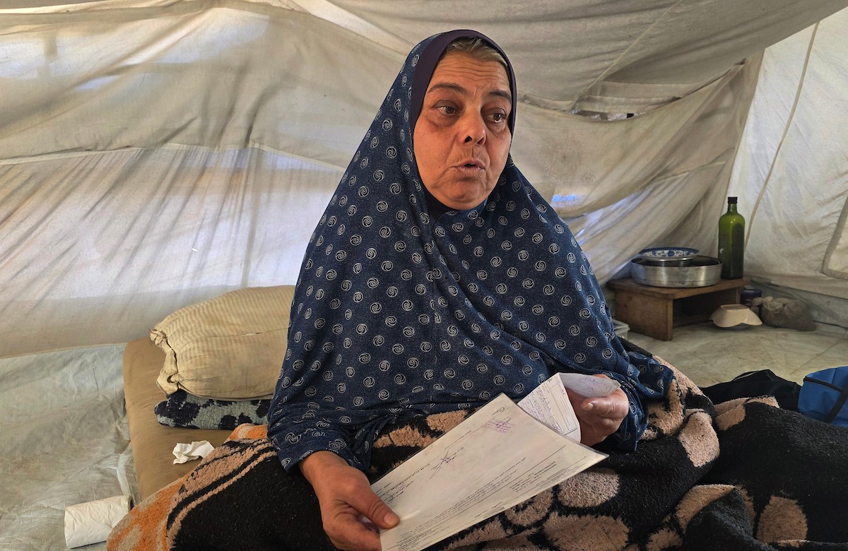 المسنّة عطاف جندية، تتلقى العلاج في مستشفى ناصر بمدينة خان يونس، بعد إصابتها بفشل كلوي ،في ظل النقص الحاد في الأدوية والمستلزمات الطبية والحالة الحرجة التي تعاني منها مستشفيات قطاع غزة،1 يناير/كانون الثاني 2026. تصوير: طارق محمد