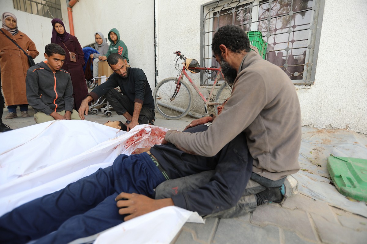 حضر أقارب شاب فلسطيني، قُتل بنيران الجيش الإسرائيلي، مراسم الدفن التي أقيمت في مستشفى الشفاء بمدينة غزة، في 24 يناير/كانون الثاني 2026. (صورة: عمر أشتوي)