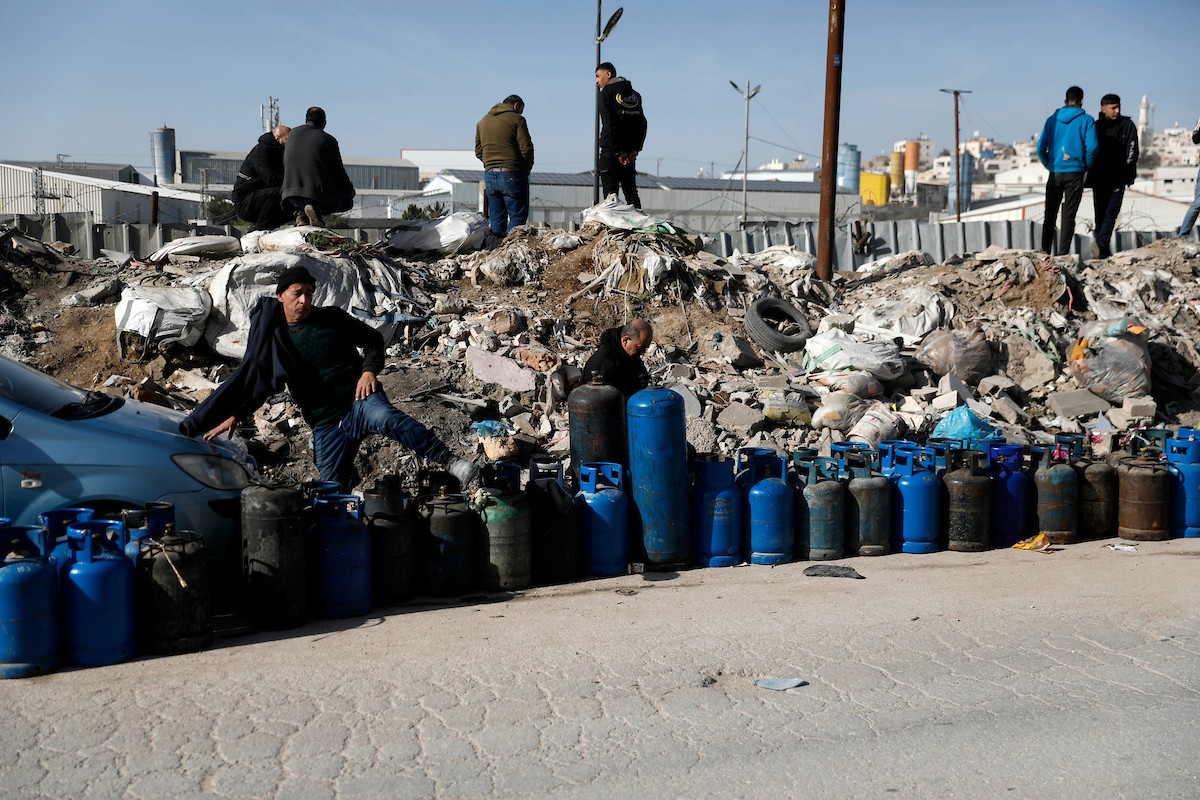 اصطفّ المواطنون في طوابير طويلة أمام محطات تعبئة الغاز في الخليل، وسط مخاوف من تفاقم أزمة نقص الغاز في الضفة الغربية،، 25 يناير/كانون الثاني 2026. صورة: مأمون وزواز