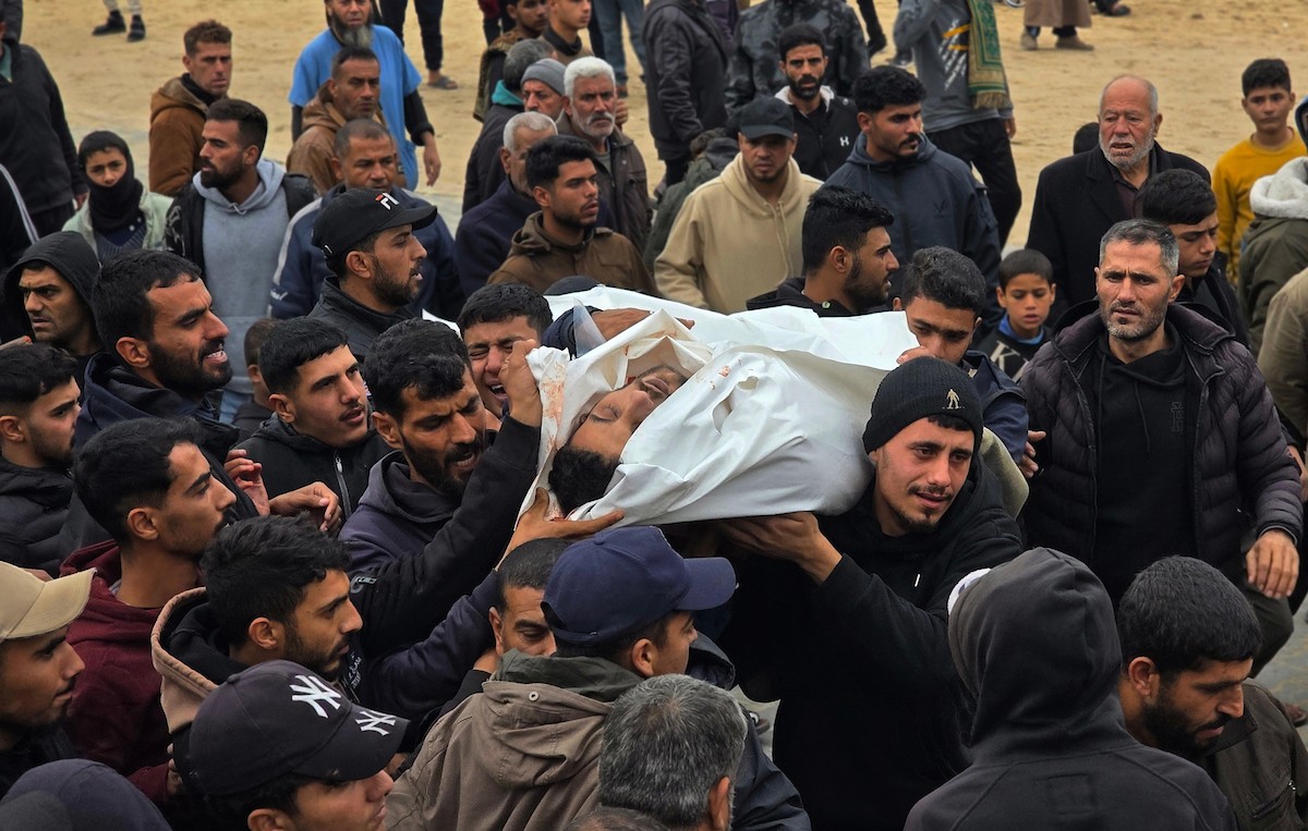 ودّع فلسطينيون فراس أحمد أبو شنب وأحمد حسام نعيم، اللذين استشهدا بنيران الجيش الإسرائيلي في خان يونس، جنوب قطاع غزة. 2 يناير/كانون الثاني 2026. صورة: طارق محمد