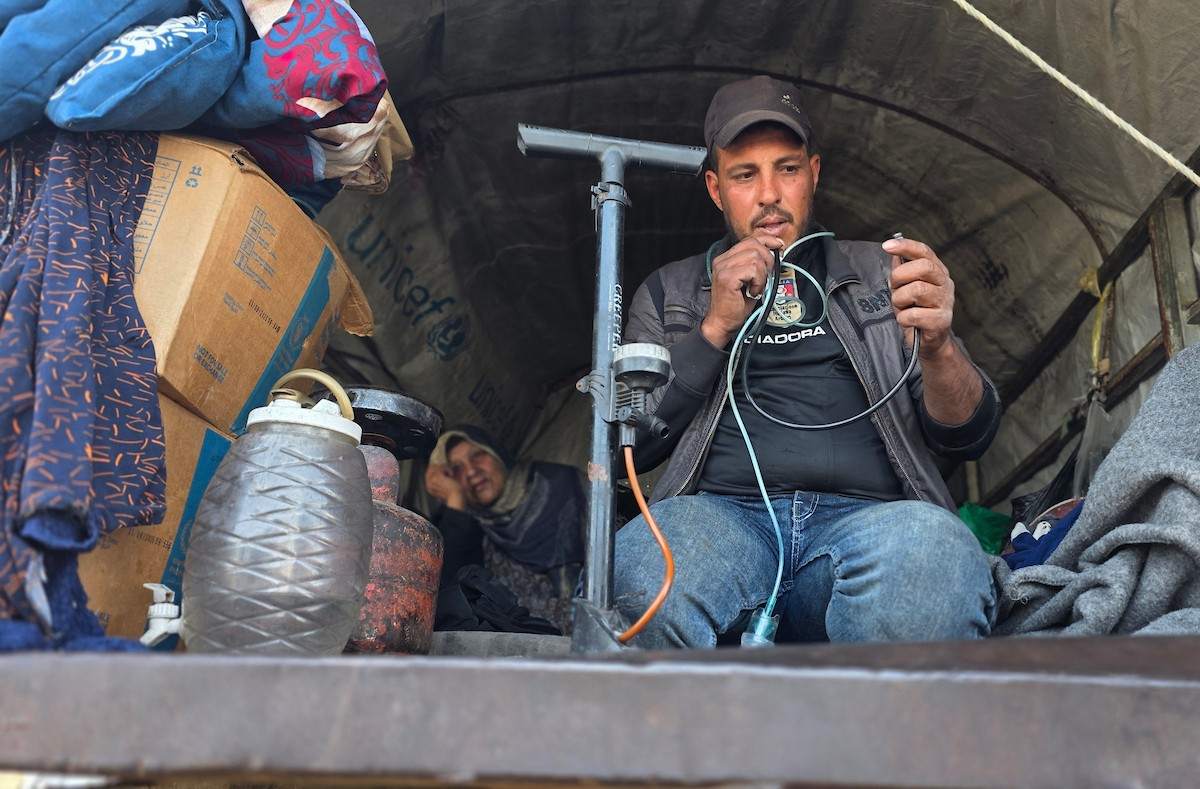 يعيش الفلسطيني سامي أبو سعادة مع والدته داخل عربة جرار، ويستخدم مضخة نفخ مطاطية لمساعدة والدته التي تعاني من صعوبة في التنفس. خان يونس، جنوب قطاع غزة، 7 يناير/كانون الثاني 2026، صورة: طارق محمد