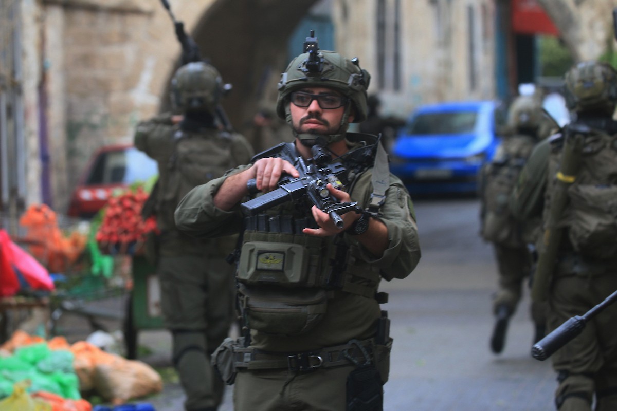 القوات الإسرائيلية تداهم عدد من المحال التجارية في السوق المركزي وتطلق النار تجاه بناية سكنية، وتوقف عدد من المواطنين في البلدة القديمة بمدينة نابلس، 1 يناير/كانون الثاني ٢٠٢٦. صورة: محمد ناصر